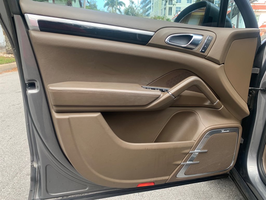 2011 Porsche Cayenne S photo