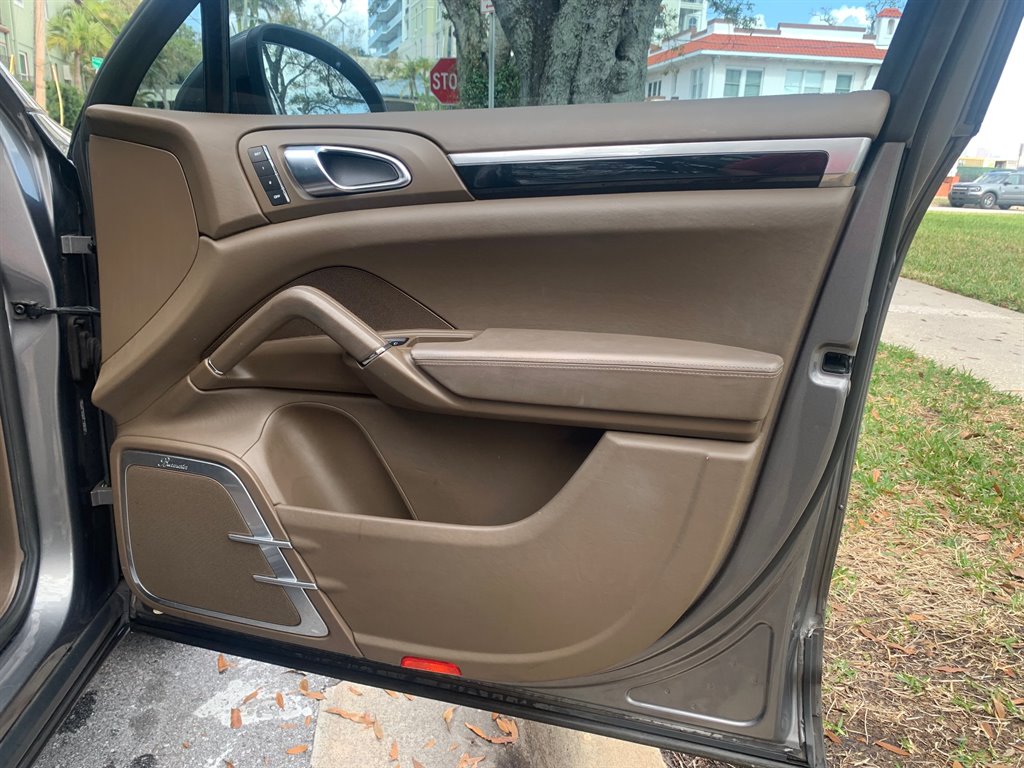 2011 Porsche Cayenne S photo