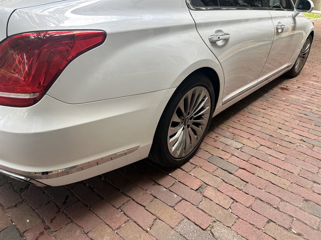 2017 Genesis G90 - $15,549