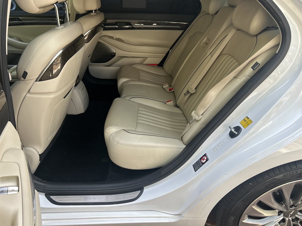 2017 Genesis G90 - $15,549
