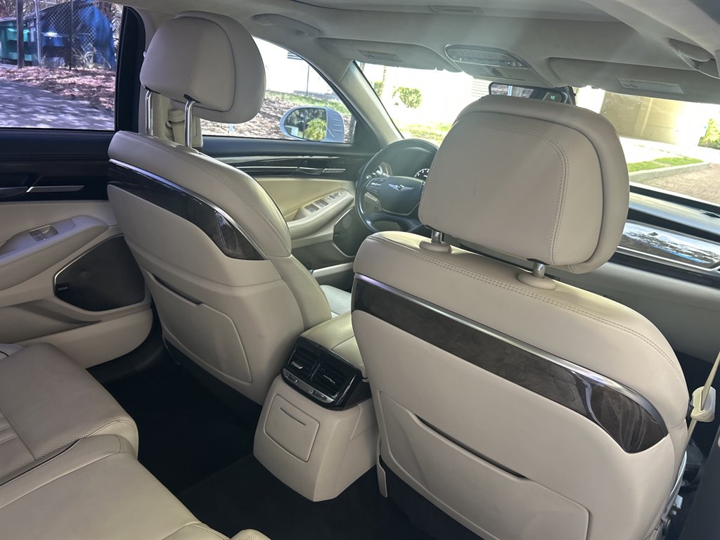 2017 Genesis G90 - $15,549