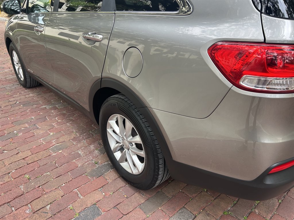 2017 Kia Sorento - $6,949