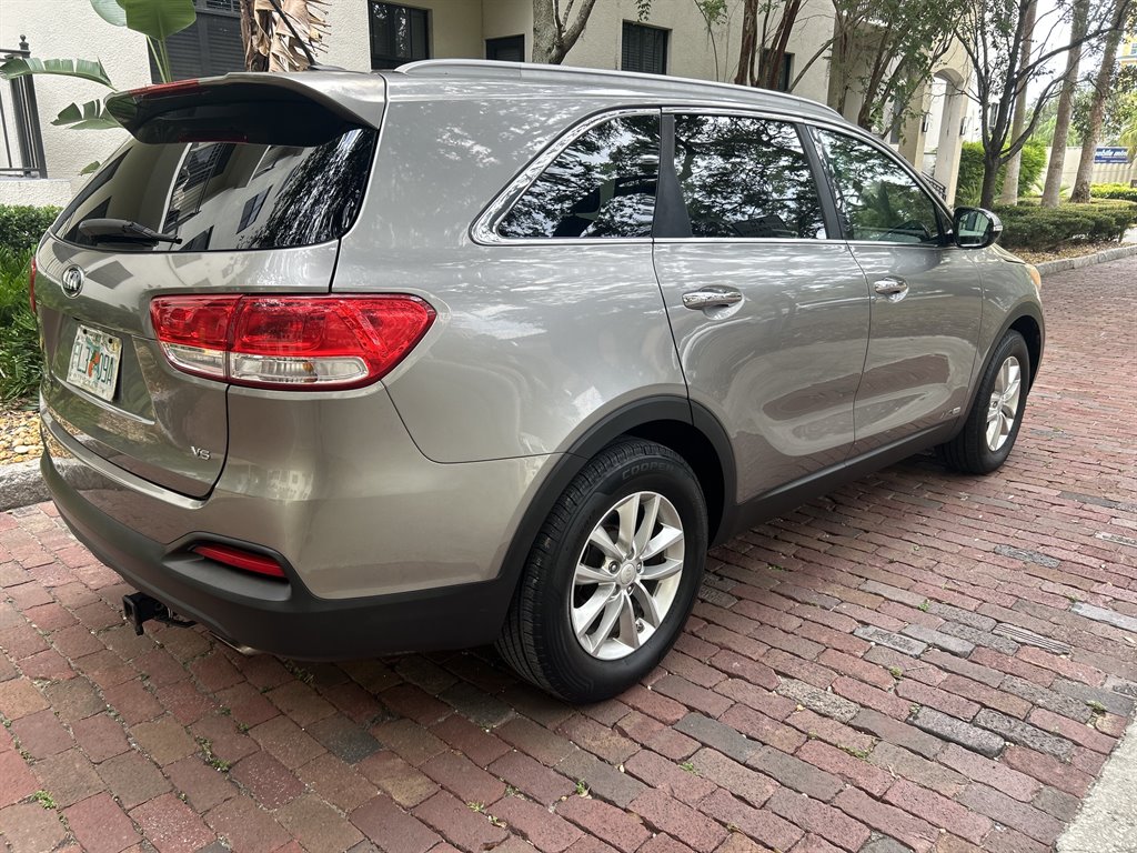 2017 Kia Sorento - $6,949