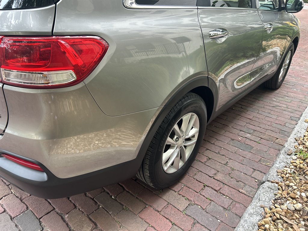 2017 Kia Sorento - $6,949
