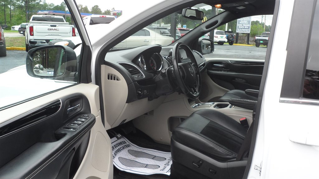 2019 Dodge Grand Caravan - $13,995