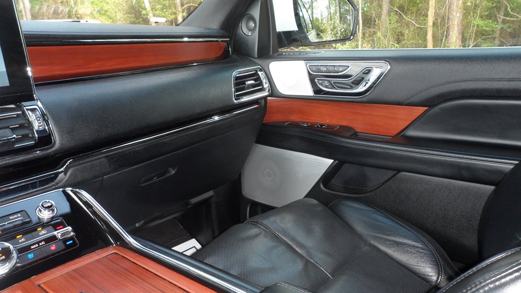 2020 Lincoln Navigator - $31,995