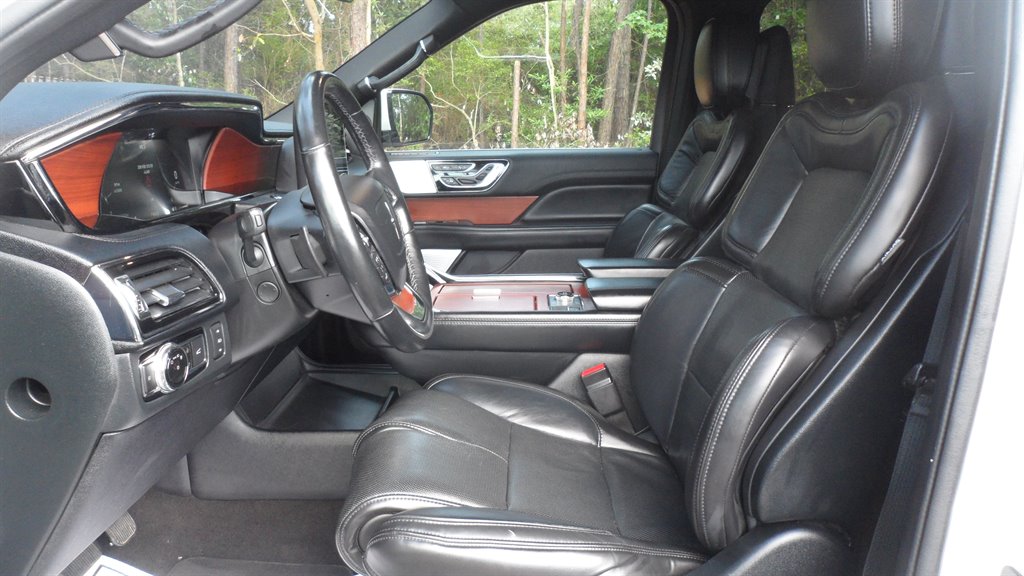 2020 Lincoln Navigator - $31,995