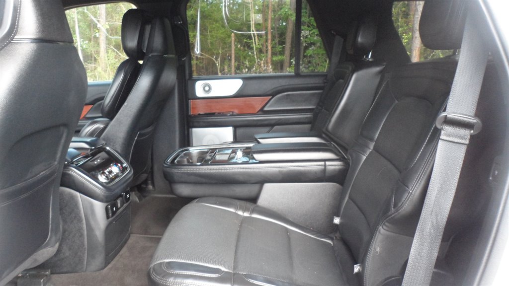 2020 Lincoln Navigator - $31,995