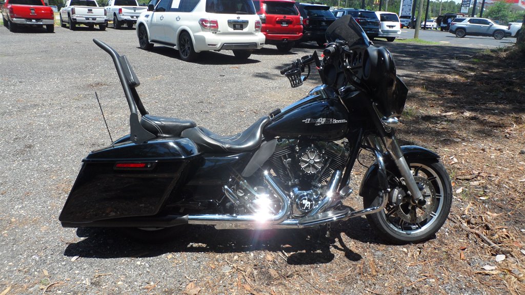 2014 Harley-davidson Street Glide - $12,995