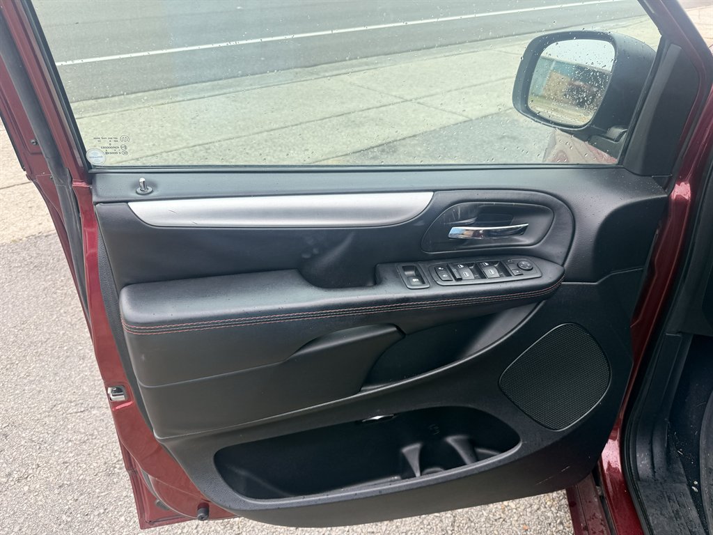 2019 Dodge Grand Caravan - $11,595