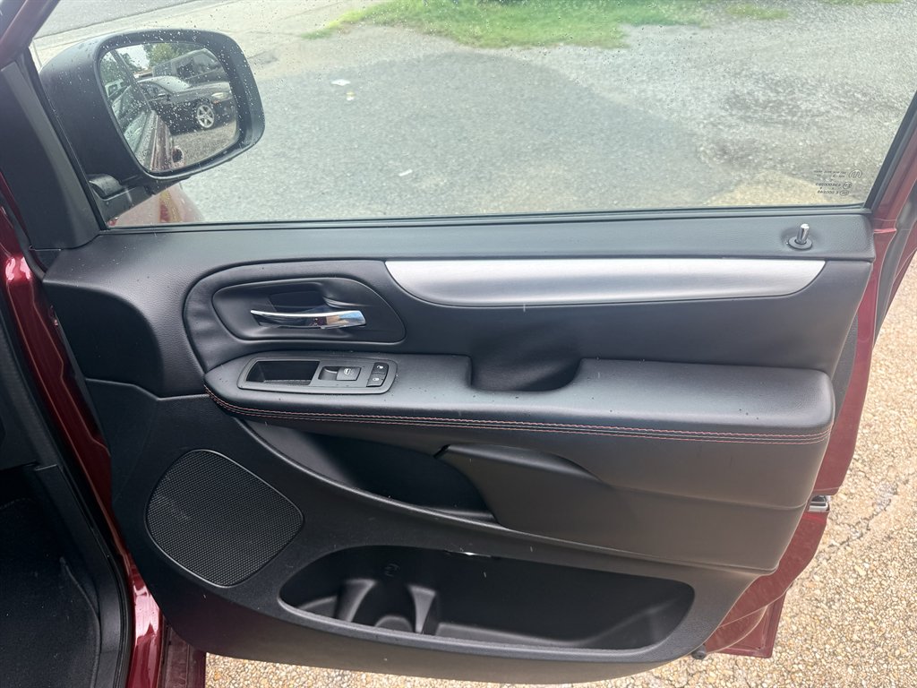 2019 Dodge Grand Caravan - $11,595