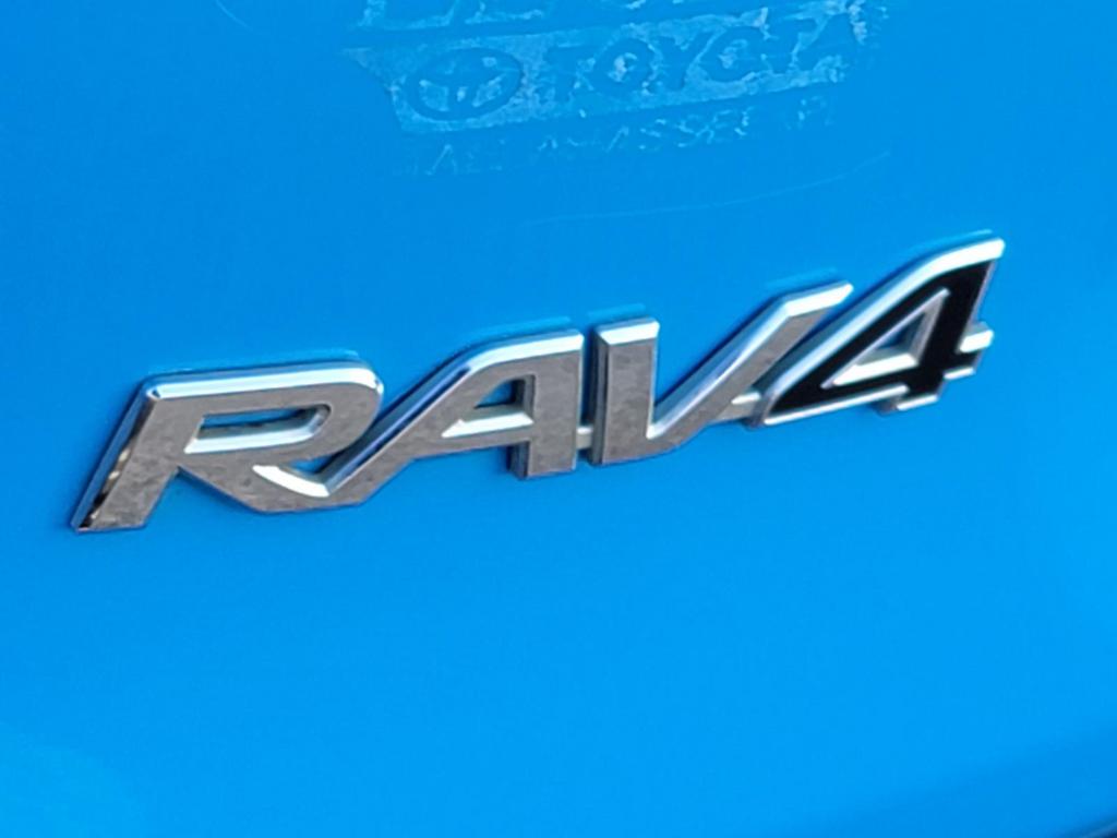 2019 Toyota RAV4 LE photo