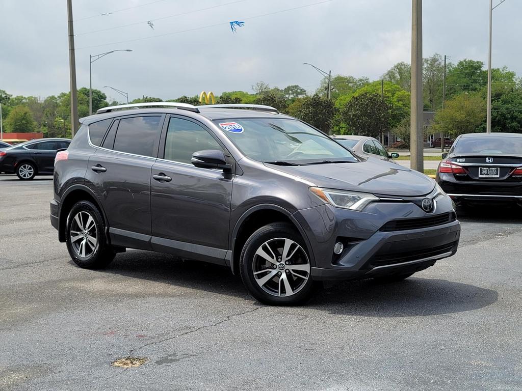 The 2018 Toyota RAV4 XLE photos