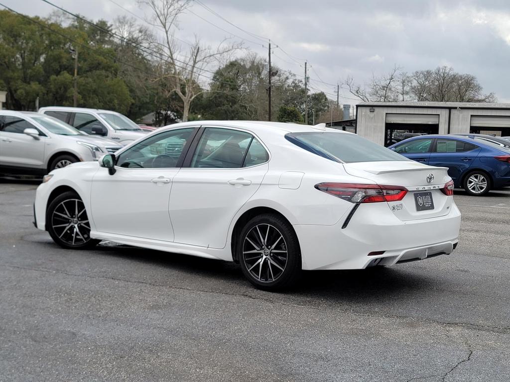 2022 Toyota Camry SE photo