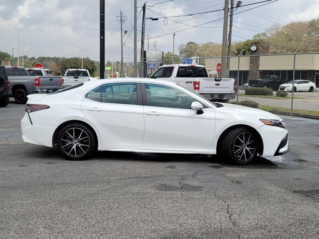 2022 Toyota Camry SE photo