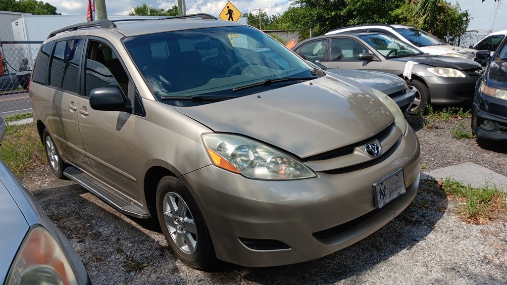 2006 Toyota Sienna - $5,500