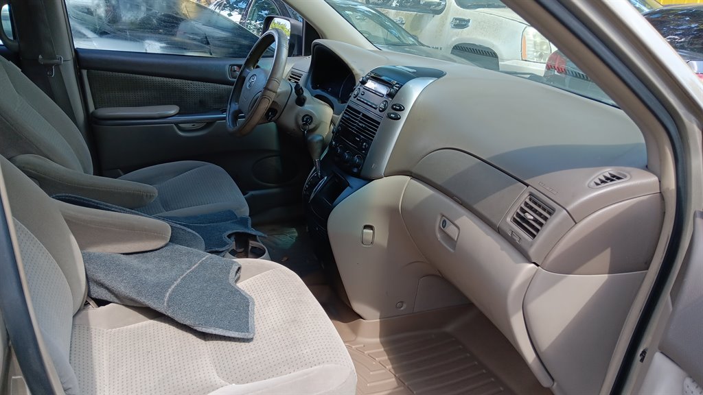 2006 Toyota Sienna - $5,500