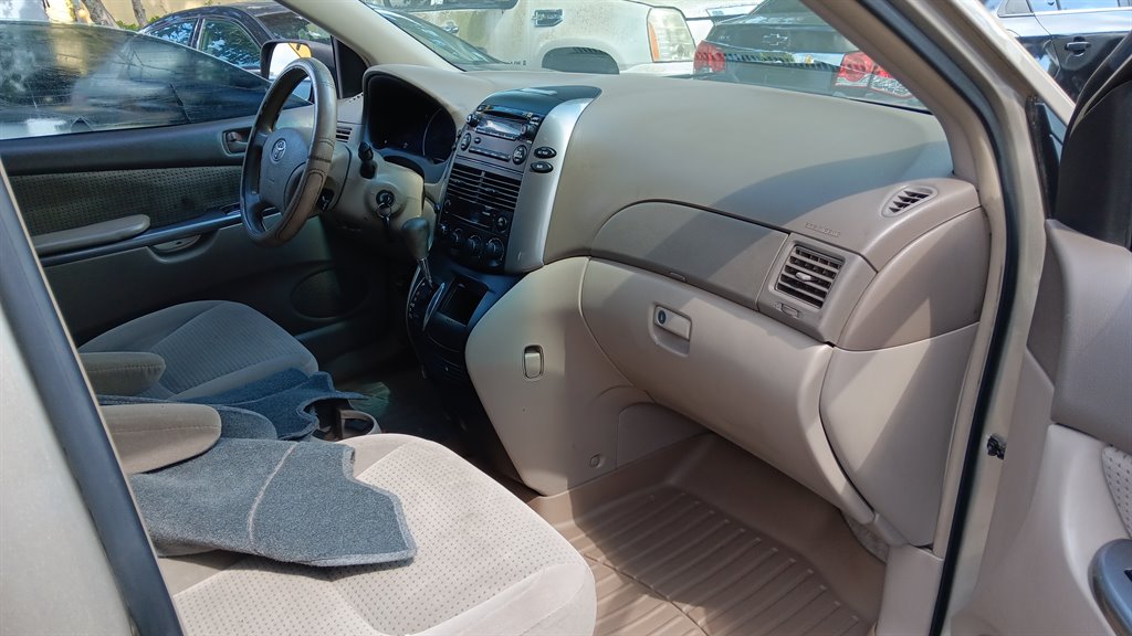 2006 Toyota Sienna - $5,500