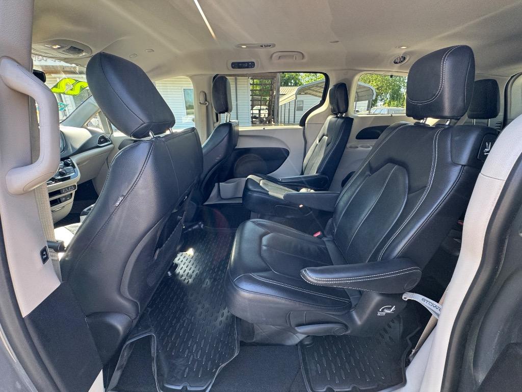 2022 Chrysler Pacifica Touring L photo