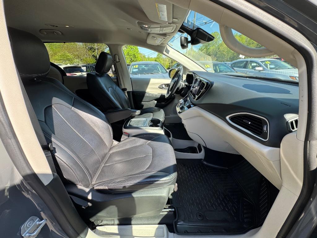2022 Chrysler Pacifica Touring L photo