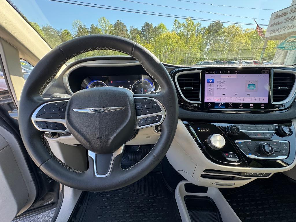 2022 Chrysler Pacifica Touring L photo