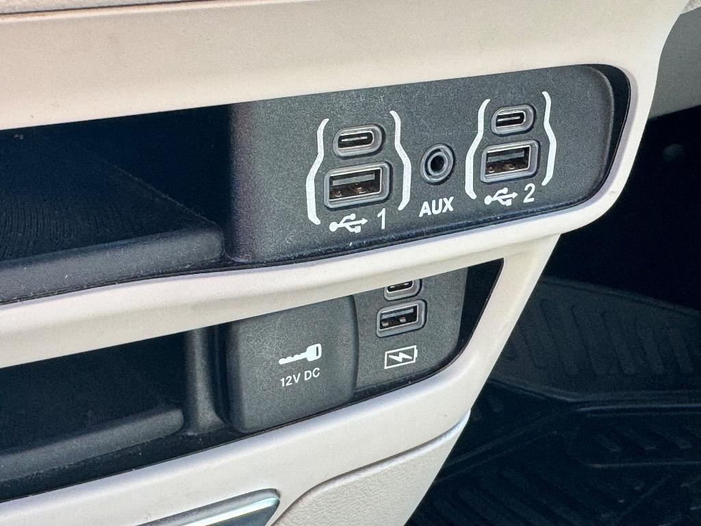 2022 Chrysler Pacifica Touring L photo