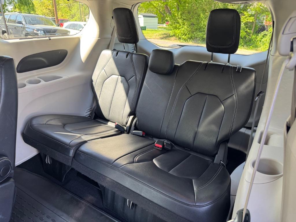 2022 Chrysler Pacifica Touring L photo