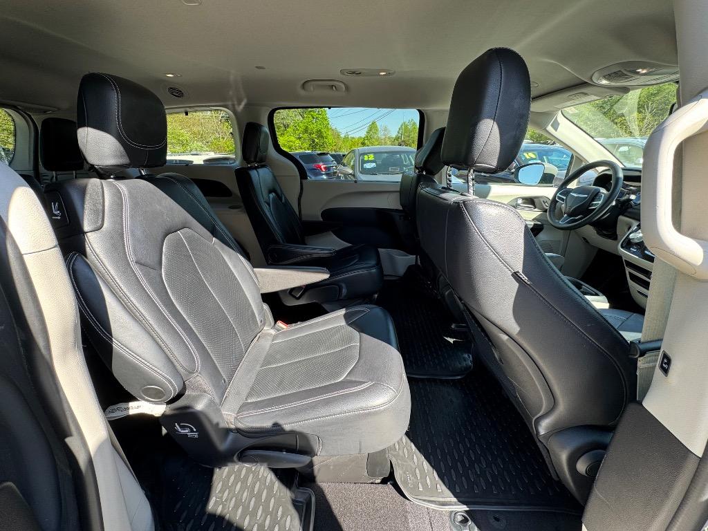 2022 Chrysler Pacifica Touring L photo