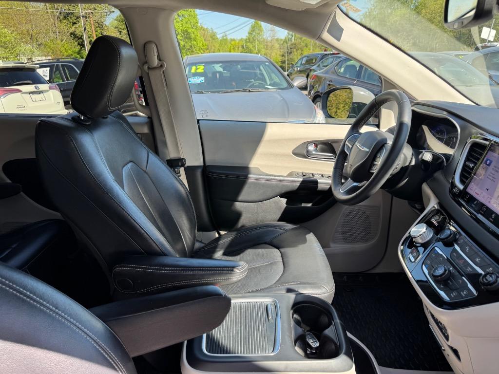 2022 Chrysler Pacifica Touring L photo