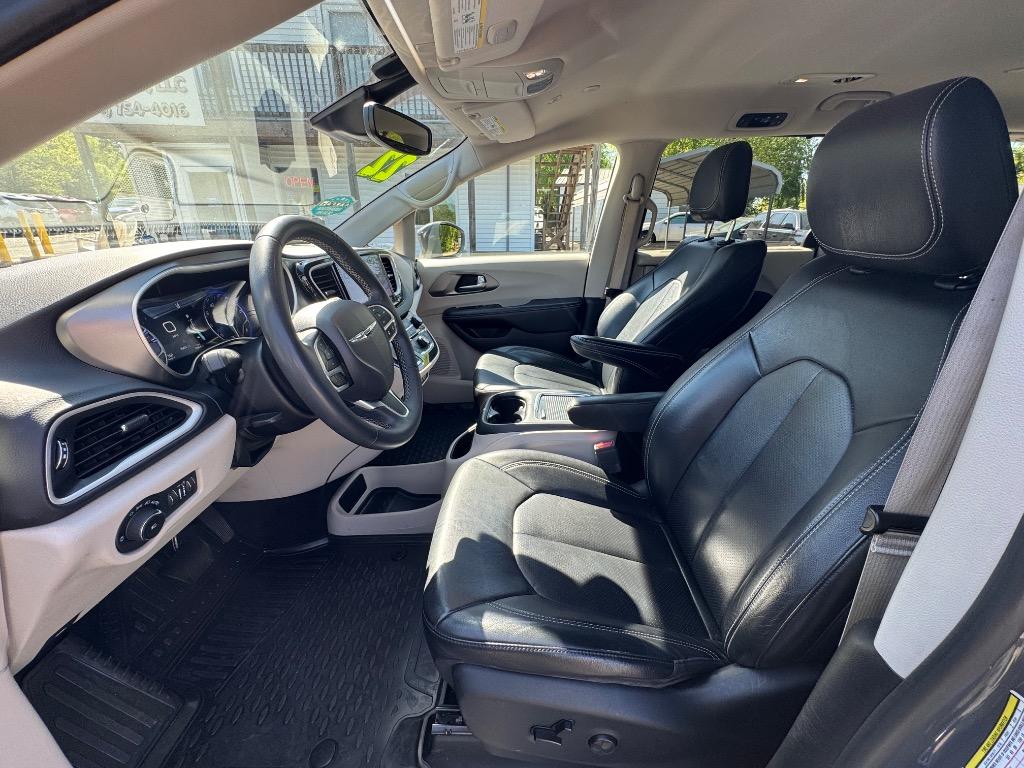 2022 Chrysler Pacifica Touring L photo