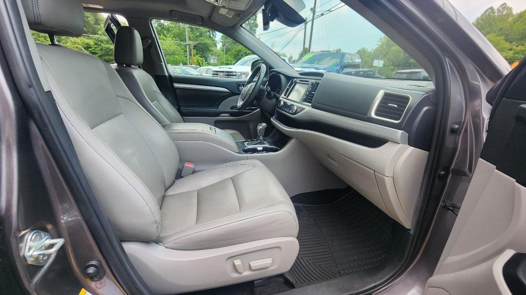 2019 Toyota Highlander - $27,990