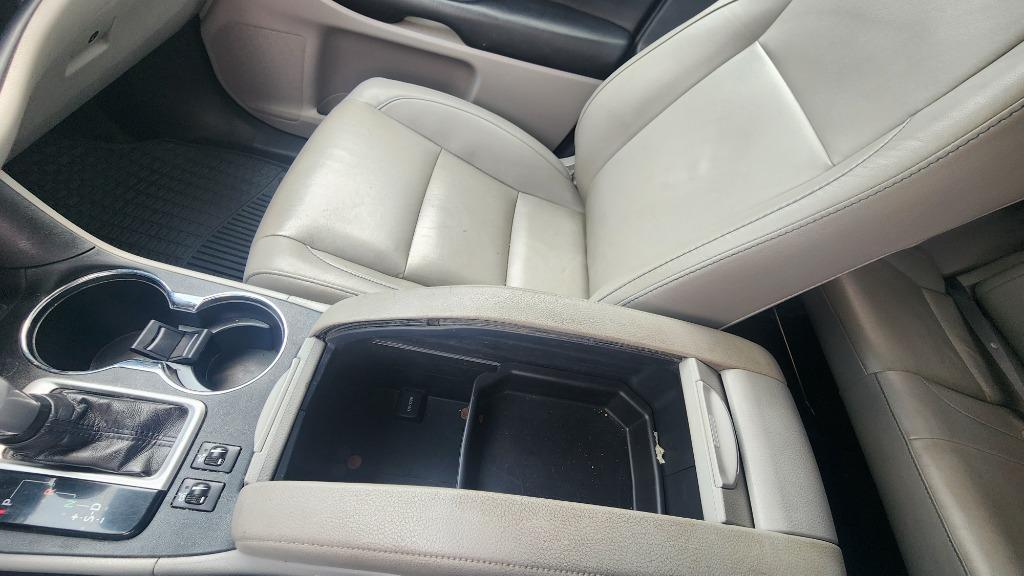2019 Toyota Highlander - $27,990