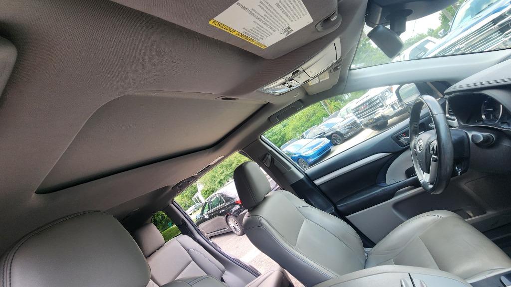 2019 Toyota Highlander - $27,990