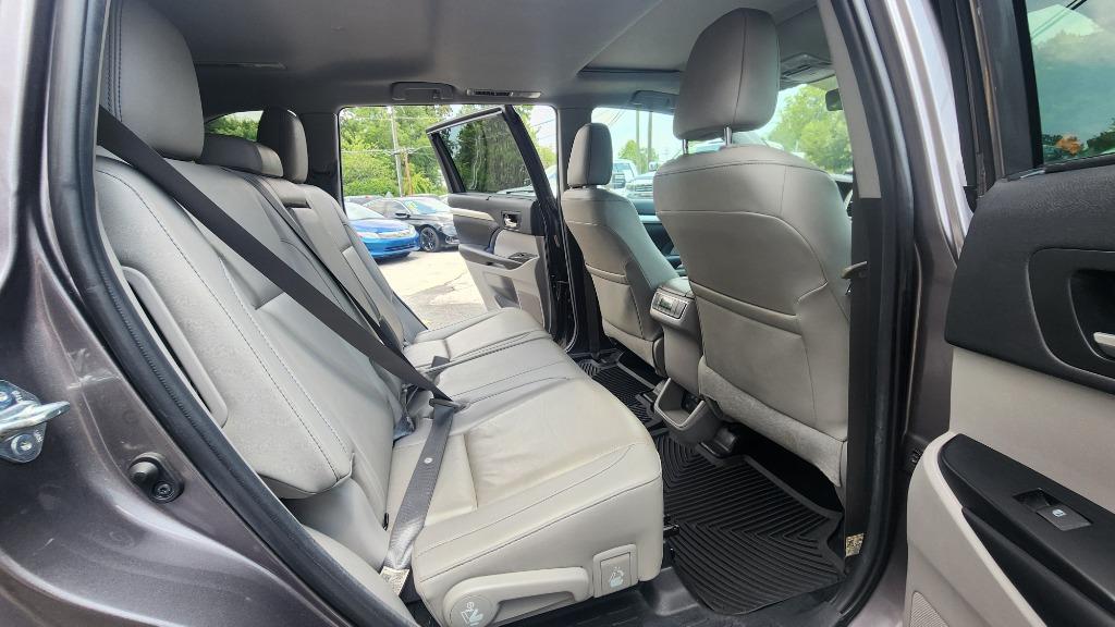 2019 Toyota Highlander - $27,990