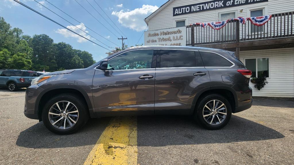 2019 Toyota Highlander - $27,990