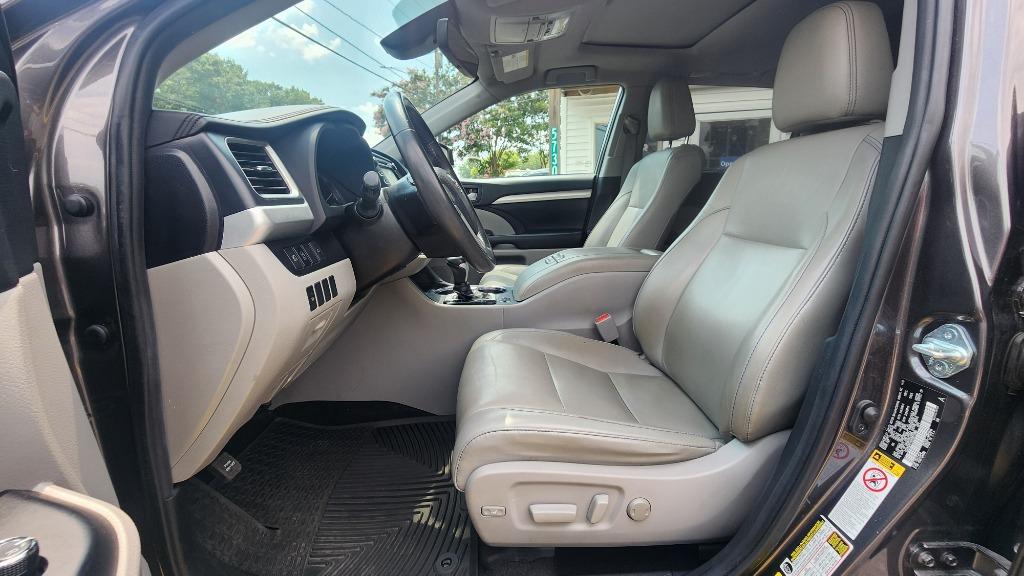 2019 Toyota Highlander - $27,990