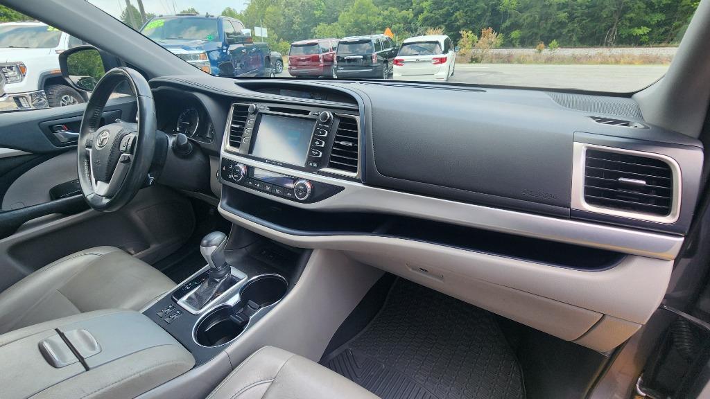2019 Toyota Highlander - $27,990