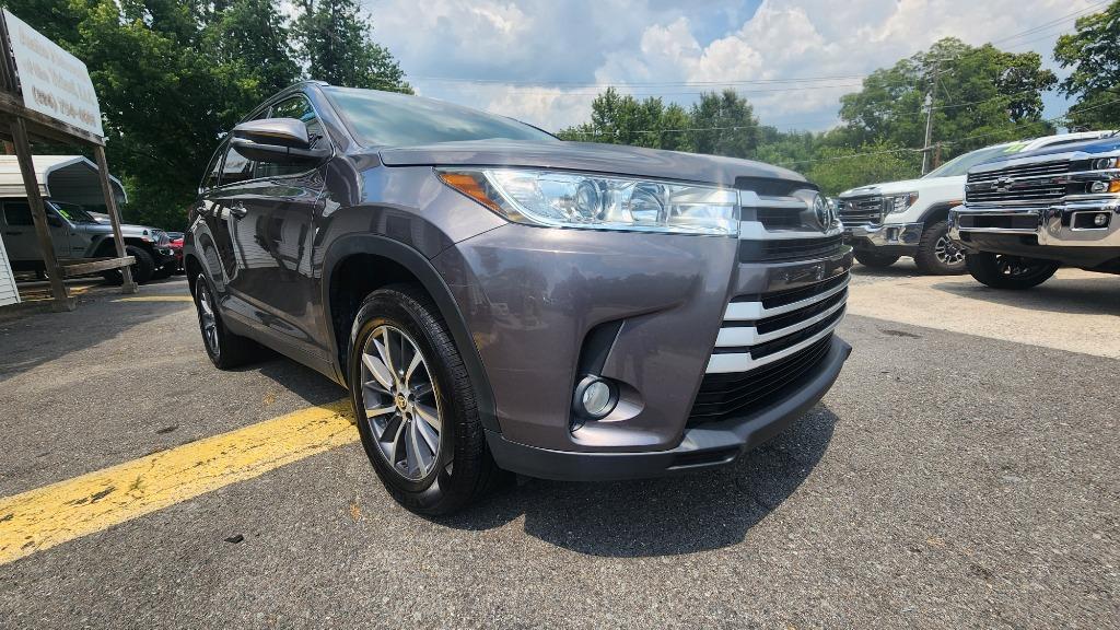 2019 Toyota Highlander - $27,990