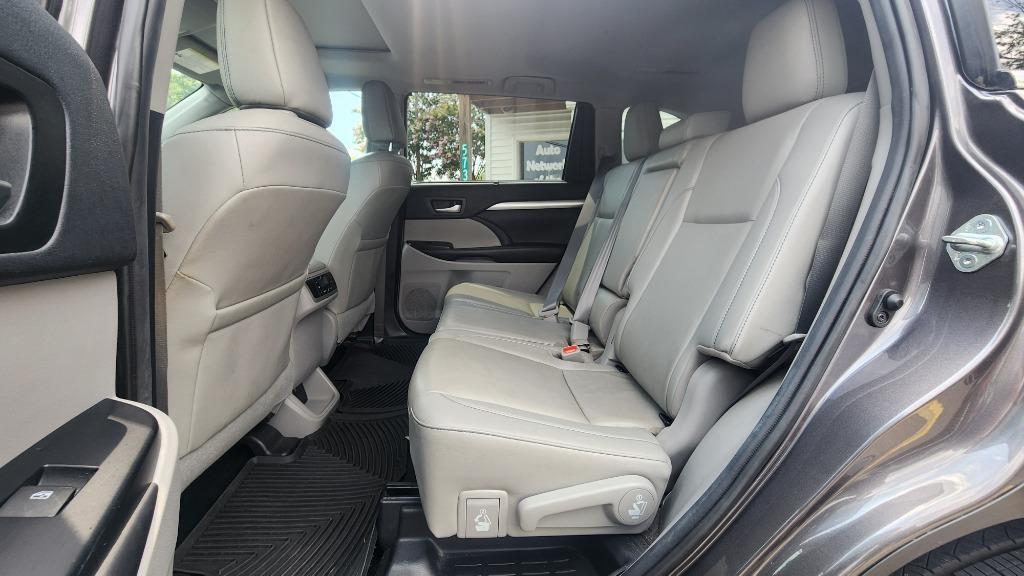 2019 Toyota Highlander - $27,990