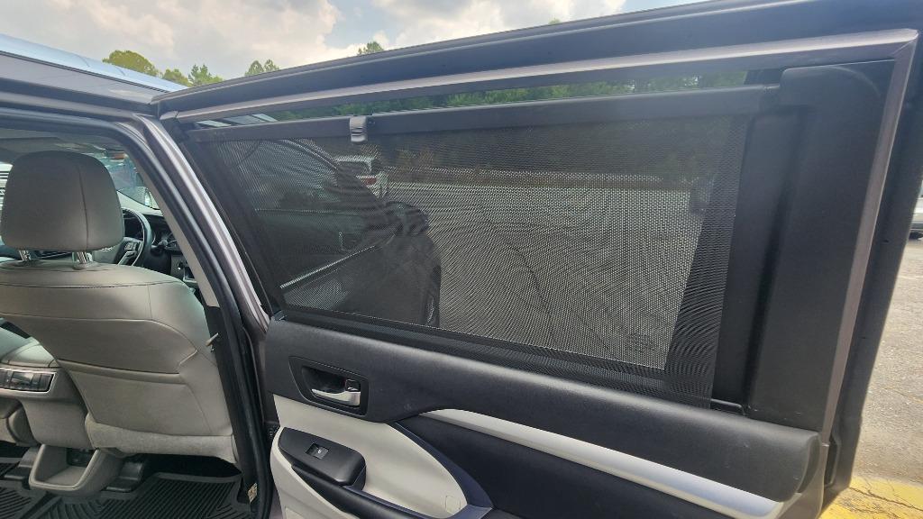 2019 Toyota Highlander - $27,990