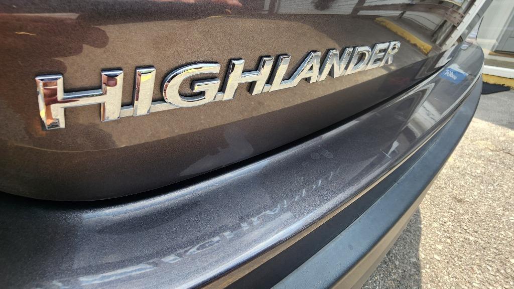 2019 Toyota Highlander - $27,990