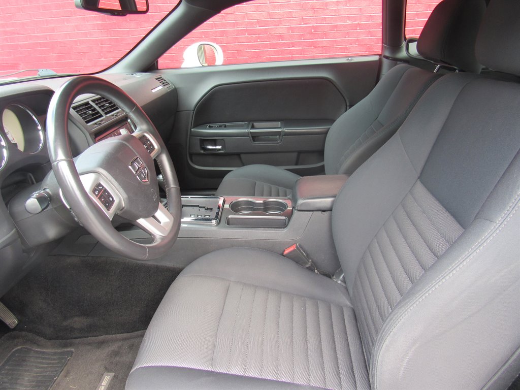 2013 Dodge Challenger SXT photo
