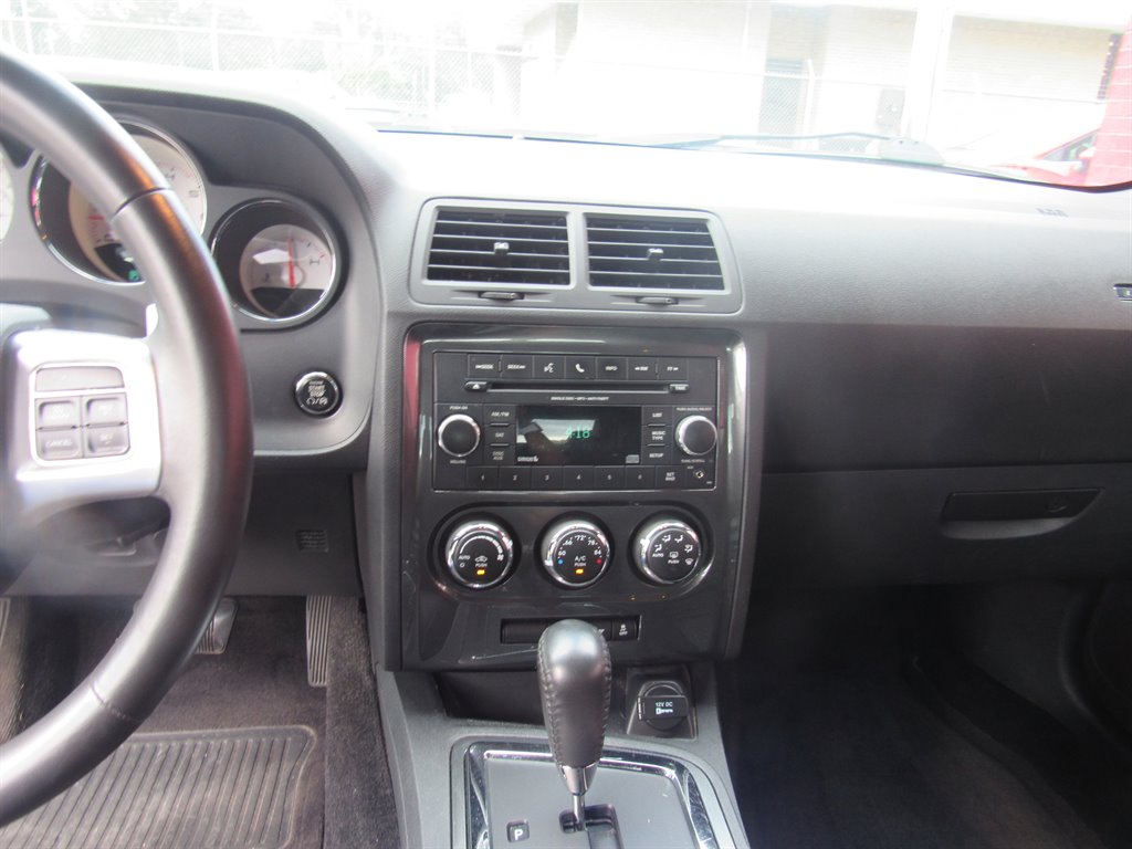 2013 Dodge Challenger SXT photo