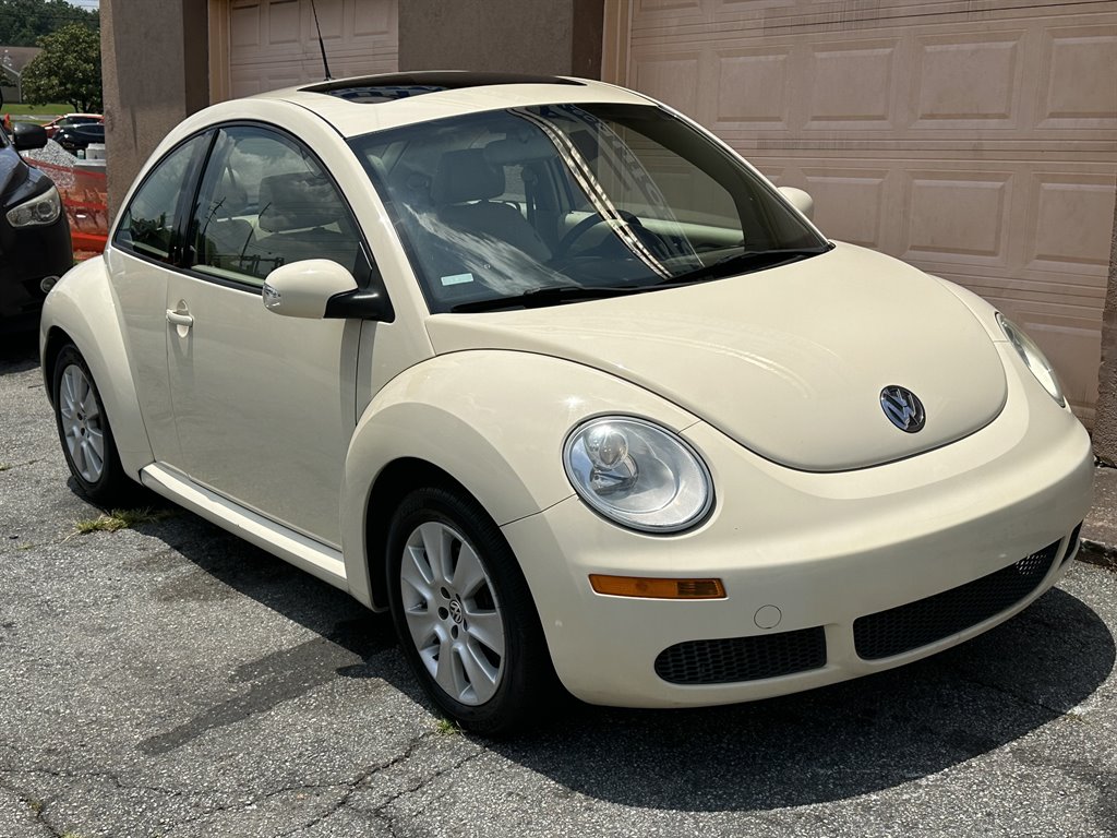 The 2008 Volkswagen New Beetle S photos