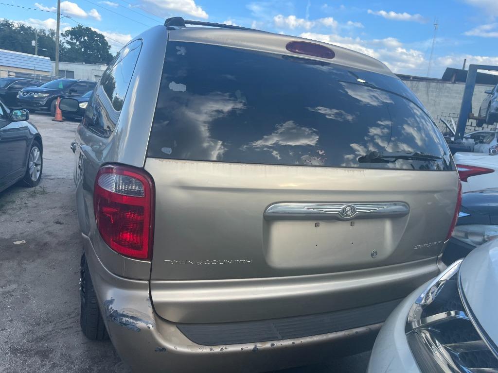 2003 Chrysler Town And Country - $1,750