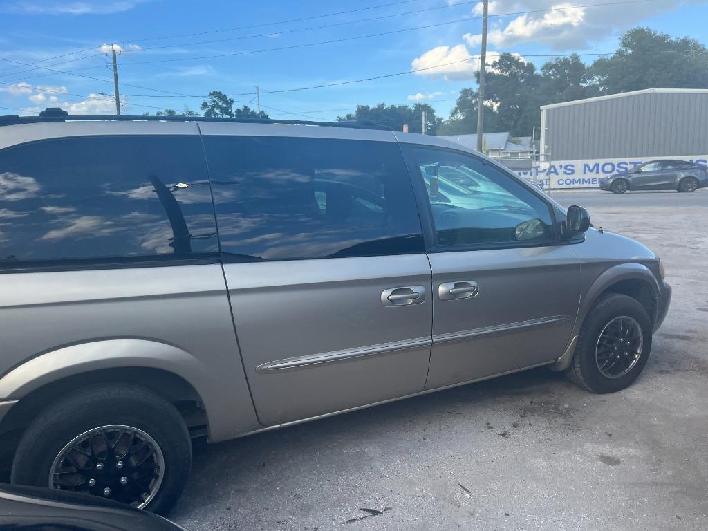 2003 Chrysler Town And Country - $1,750