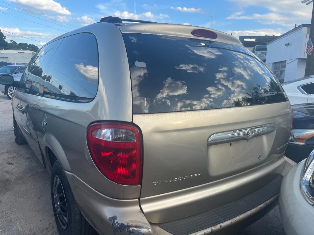 2003 Chrysler Town And Country - $1,750
