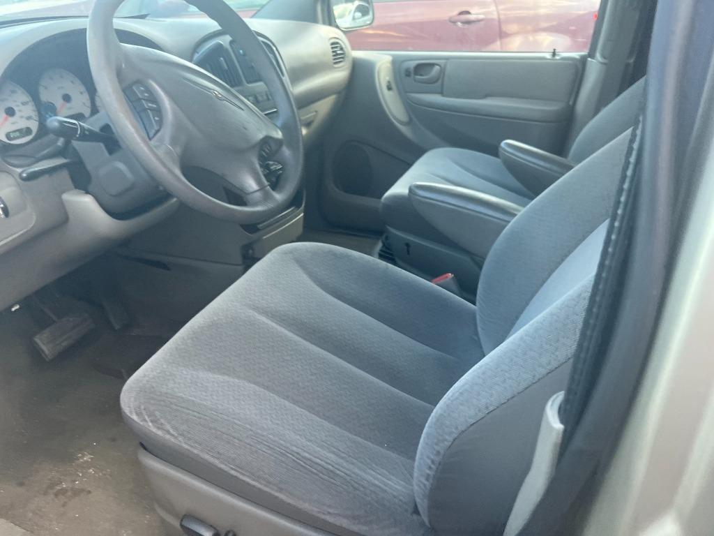 2003 Chrysler Town And Country - $1,750