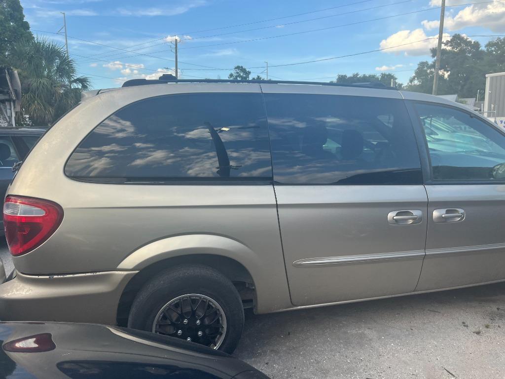 2003 Chrysler Town And Country - $1,750