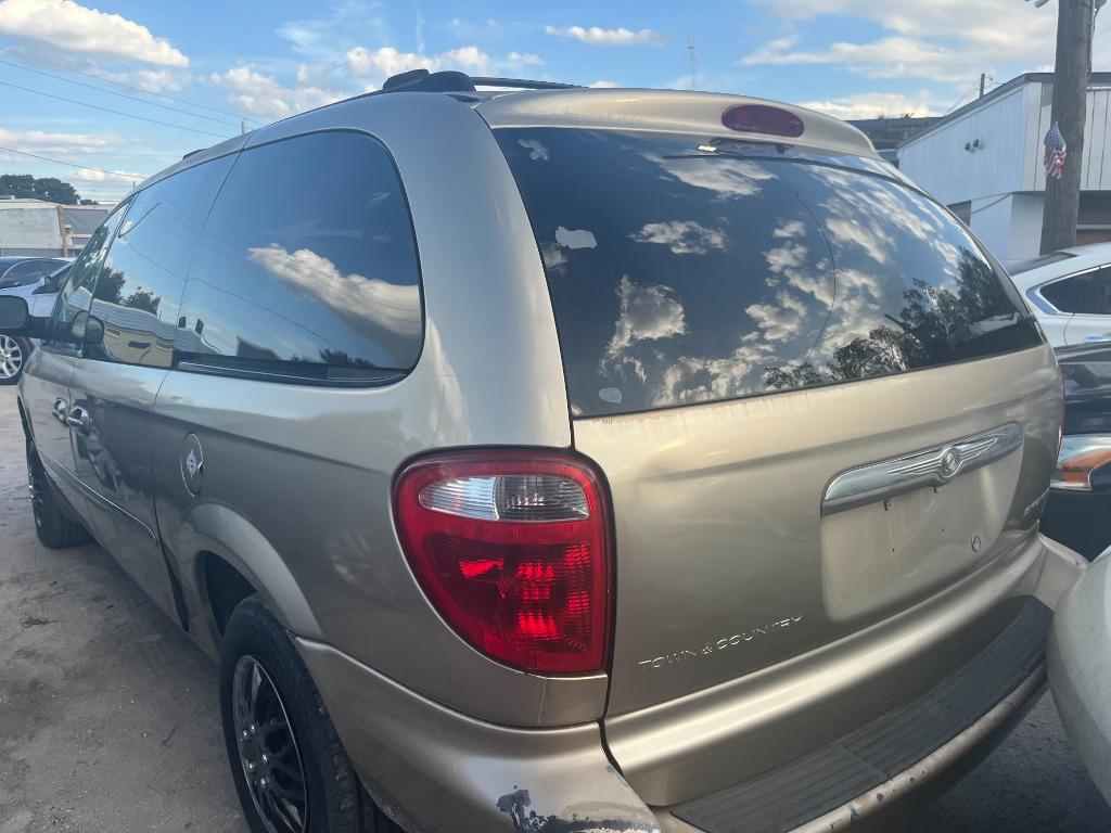 2003 Chrysler Town And Country - $1,750
